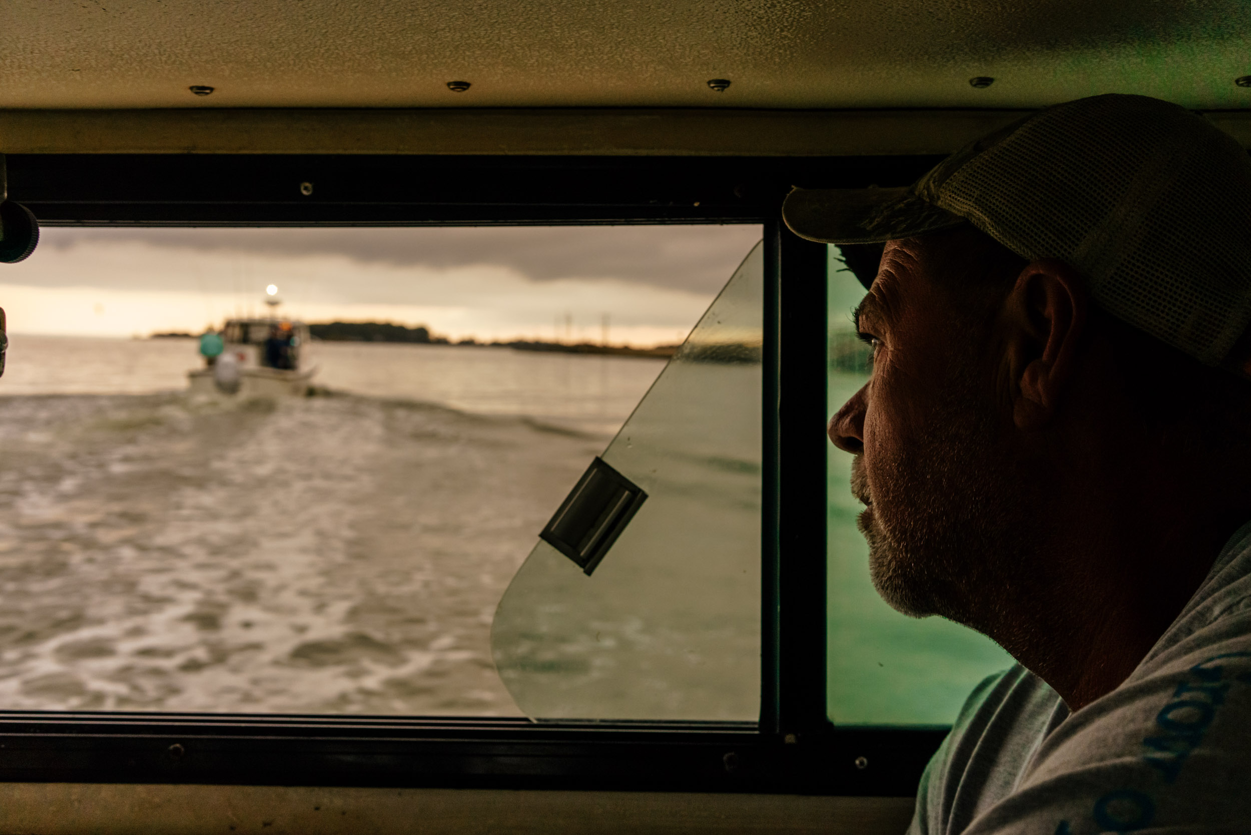 Washington DC editorial photographer watermen on Chesapeake Bay with oysters